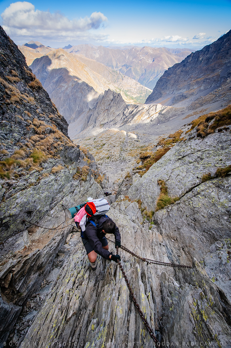 Intrarea dinspre varful Negoiu, spre lacul Caltun, prin Strunga Dracului